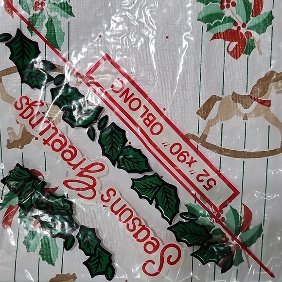 🎄 New Vintage Flannel-Back Vinyl Christmas Tablecloth - Picture 2 of 5